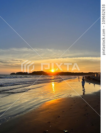 一個人站在日落時的沙灘上 一個人站在日落時的沙灘上 109682638