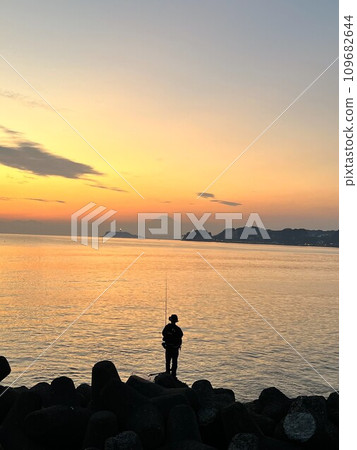 黃昏釣魚的男人 109682644