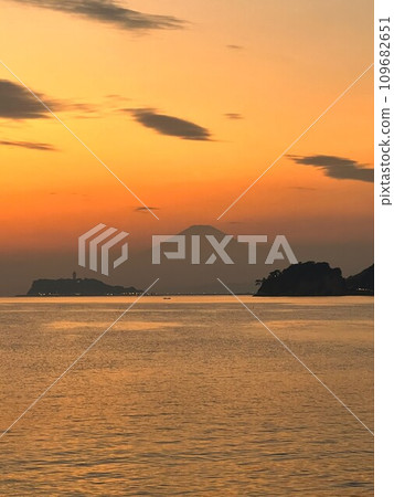 富士山在晚上和江之島 富士山在晚上和江之島 109682651