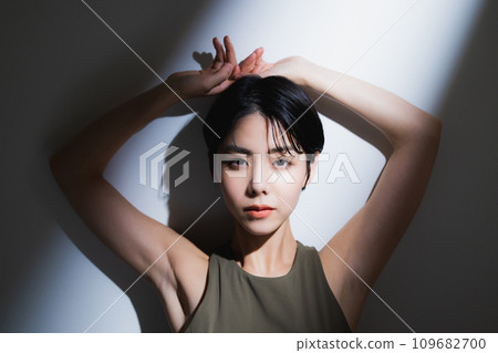 A woman wearing training wear 109682700
