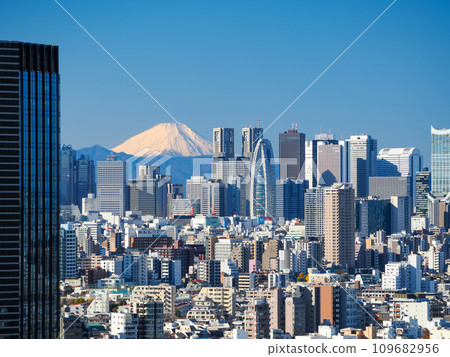 東京新宿摩天大樓和富士山 109682956