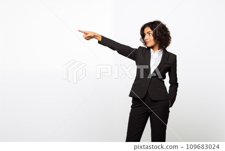穿著西裝的女人指著 [AI 圖片] 109683024