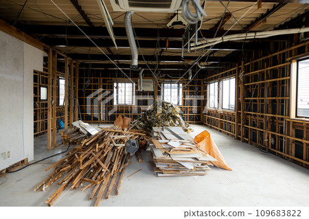 被拆除的廢棄房屋堆滿了廢棄舊材料 109683822
