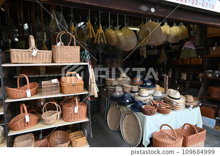 The streets of Tochigi City have a retro Showa era atmosphere and are dotted with various shops that are still open today. 109684999