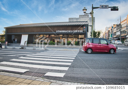 The streets of Tochigi City have a retro Showa era atmosphere and are dotted with various shops that are still open today. 109685015