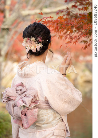 穿著和服、日本傘、秋葉背景的女人 穿著和服、日本傘、秋葉背景的女人 109685240