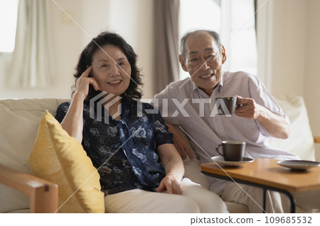 Daily life of senior and elderly couples drinking coffee Daily life of senior and elderly couples drinking coffee 109685532