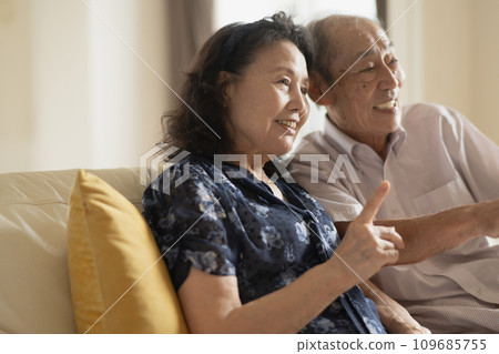 老年夫婦和愛看電視的老年夫婦的日常生活 109685755