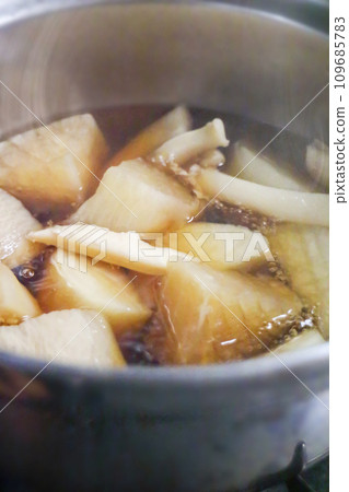 Simmered squid and radish 109685783