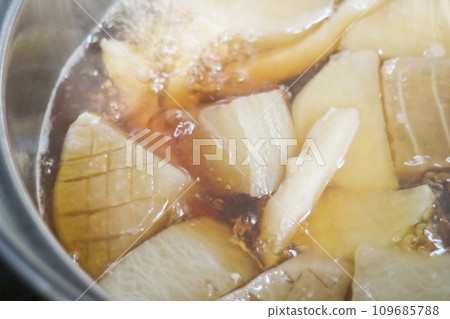 Simmered squid and radish 109685788