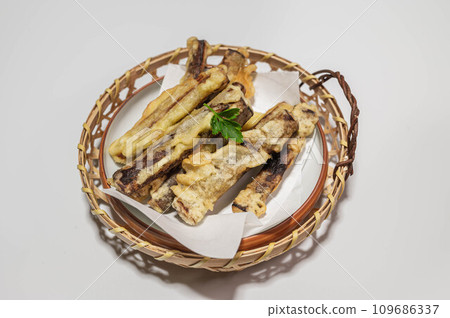 Burdock tempura 109686337