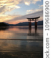 嚴島神社黃昏時分 109686900