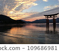 嚴島神社黃昏時分 109686981