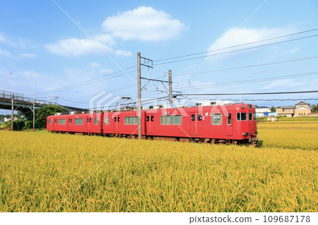 收穫季節穿過鄉村的名鐵三河線列車 收穫季節穿過鄉村的名鐵三河線列車 109687178