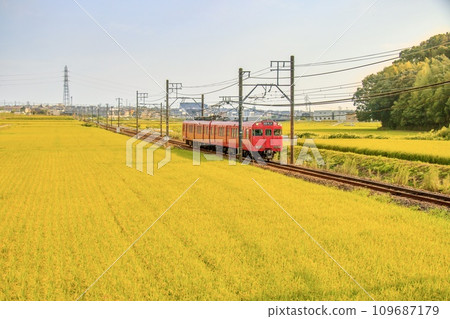 收穫季節穿過鄉村的名鐵三河線列車 收穫季節穿過鄉村的名鐵三河線列車 109687179