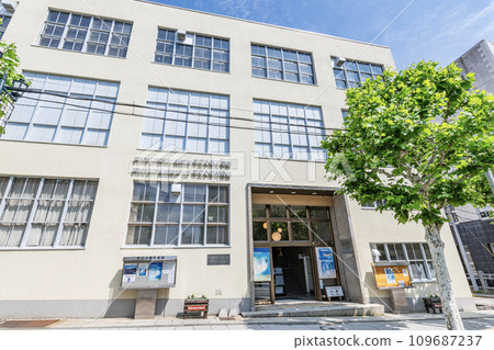 北海道小樽市,小樽美術館在陽光明媚的日子 北海道小樽市,小樽美術館在陽光明媚的日子 109687237