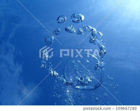 從水下看到的藍天 從水下看到的藍天 109687280