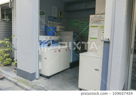 Retro coin laundry washing machine Retro coin laundry washing machine 109687484