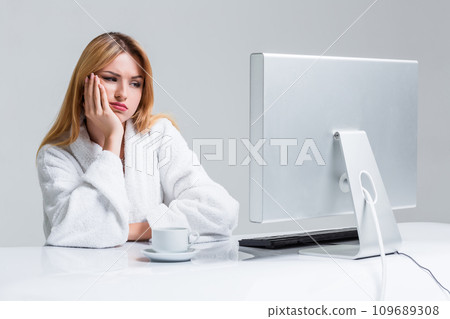 young woman sitting in the table and using computer 109689308