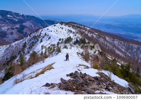 Climbers descending from the summit of Koeboshidake in Tomi City, Nagano Prefecture in winter, and the view to the southeast (Komoro City, Mikatagamine, etc.) Climbers descending from the summit of Koeboshidake in Tomi City, Nagano Prefecture in winter, and the view to the southeast (Komoro City, Mikatagamine, etc.) 109690007