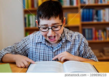 AI 生成的男孩閱讀時打哈欠的圖像 AI 生成的男孩閱讀時打哈欠的圖像 109690210