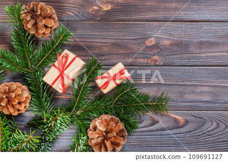 Gift box with fir branches on wooden background 109691127