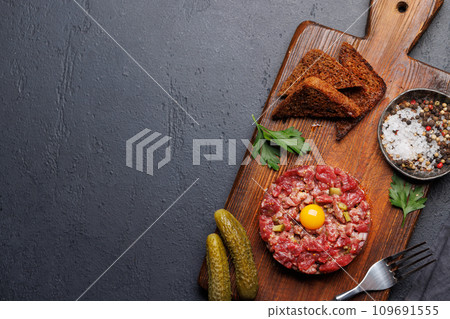 Savory beef tartare and brown bread toasts 109691555
