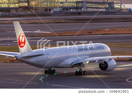 Scenery of Haneda Airport ・ Taxiing passenger plane ・ Japan Airlines A350 Scenery of Haneda Airport ・ Taxiing passenger plane ・ Japan Airlines A350 109691901