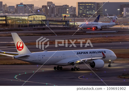 Scenery of Haneda Airport ・ Taxiing passenger plane ・ Japan Airlines A350 Scenery of Haneda Airport ・ Taxiing passenger plane ・ Japan Airlines A350 109691902