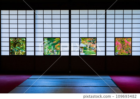 Autumn foliage garden seen from the lotus room, Unryuin, Higashiyama Ward, Kyoto City Autumn foliage garden seen from the lotus room, Unryuin, Higashiyama Ward, Kyoto City 109693482