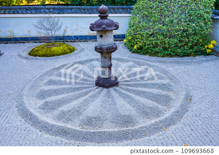 Stone lantern in the courtyard of Unryuin, Higashiyama Ward, Kyoto City 109693668