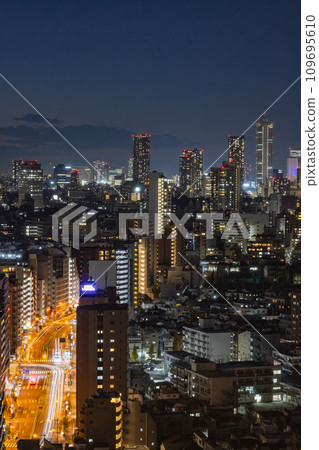 從文京市民中心展望台眺望池袋夜景 109695610