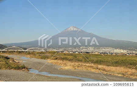 從河邊看冬天的富士山 109695615