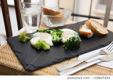 Breakfast of crumpled eggs with broccoli 109695894