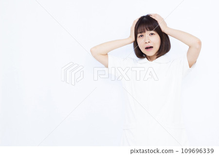 驚訝的 30 多歲女護士抱著頭 109696339