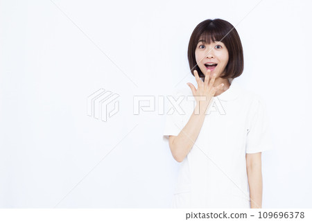 A female nurse in her 30s who is smiling and surprised 109696378