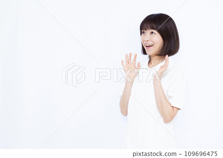 一位30多歲的女護士微笑著驚訝 109696475