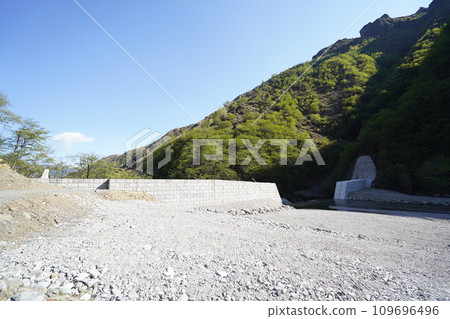 足尾町松木溪谷上游流域 從上游一側看到松木河上游侵蝕控制壩 2023年5月2日 109696496