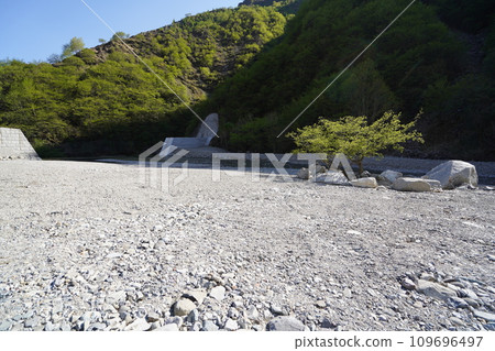 足尾町松木溪谷上游流域 從上游一側看到松木河上游侵蝕控制壩 2023年5月2日 109696497