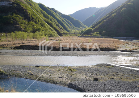 2023年5月2日，足尾町松木谷入口處，從三河交會處的薩博水壩附近眺望松木澤 109696506