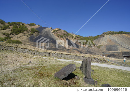 足尾町下松木谷,松木河左岸的某種沉積物和石碑,2023 年 5 月 2 日 足尾町下松木谷,松木河左岸的某種沉積物和石碑,2023 年 5 月 2 日 109696656