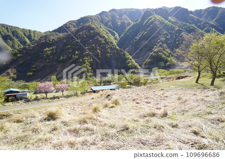 Matsuki Valley middle area, Ashio Town, wide riverbed and buildings, mountains in the background are on the right bank, May 2, 2023 109696686