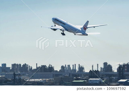 羽田機場、飛機起飛和工廠的風景，東京大田區 109697592