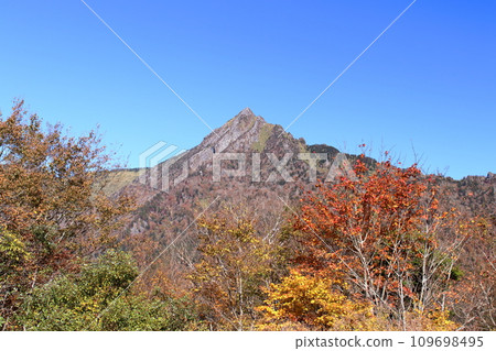 石錘山的紅葉(愛媛郡石錘天際線) 石錘山的紅葉(愛媛郡石錘天際線) 109698495