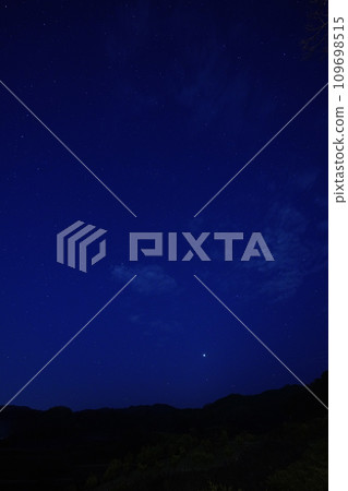 星星墜落在山間 109698515