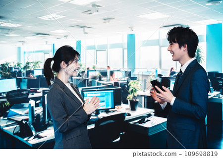男性和女性商人在辦公室聊天很開心 109698819
