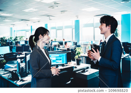 男性和女性商人在辦公室聊天很開心 男性和女性商人在辦公室聊天很開心 109698820