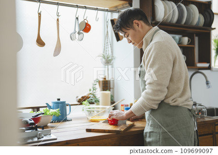 一名30多歲的男子在廚房做飯 一名30多歲的男子在廚房做飯 109699097