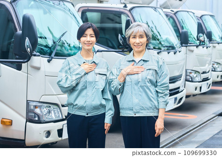 站在卡車前排隊的女工 109699330