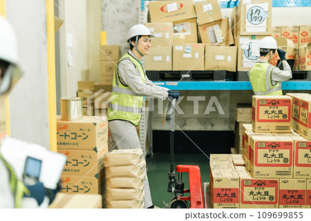 倉庫經理用千斤頂移動托盤 109699855